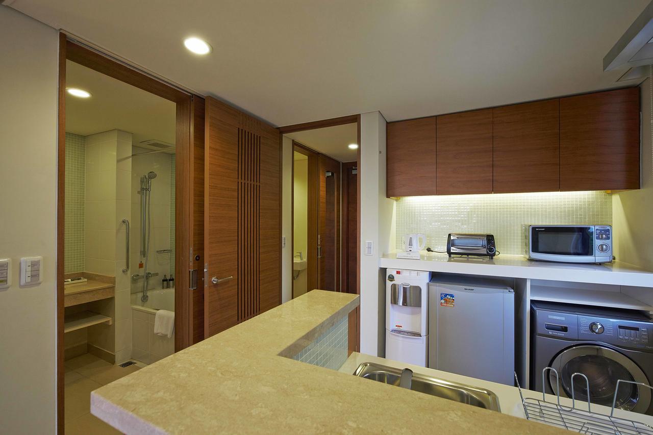 Axia South Cikarang Service Apartment Buitenkant foto